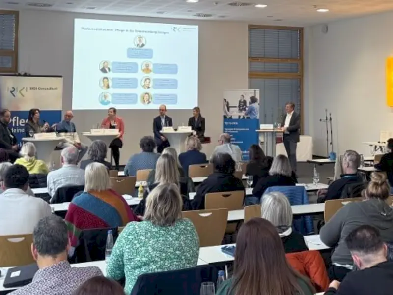 Podiumsdiskussion der Pflegemanager beim Symposium der RKH Akademie